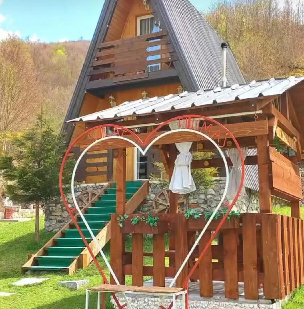 Vilat Pllumaj Gropat e Selces Albania